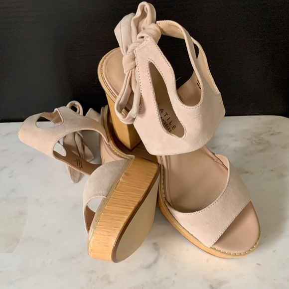 Very Volatile Women’s Ashlee Dress Sandal - Picture 2 of 16